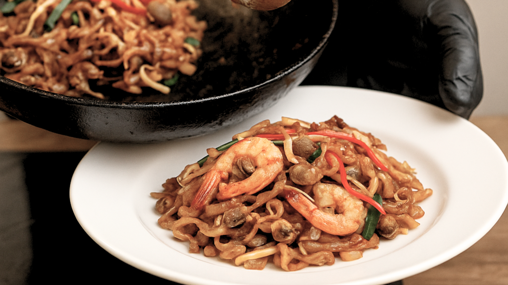 char kuey teow live cooking in an event. Catering Services  in kuala lumpur, petaling jaya, klang valley
